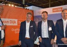 Arno Eussen van ProfitableServices op bezoek in de stand bij Van Dijk Heating met Mark Hellevoort, Joek van der Zeeuw en Freek van Rijn.